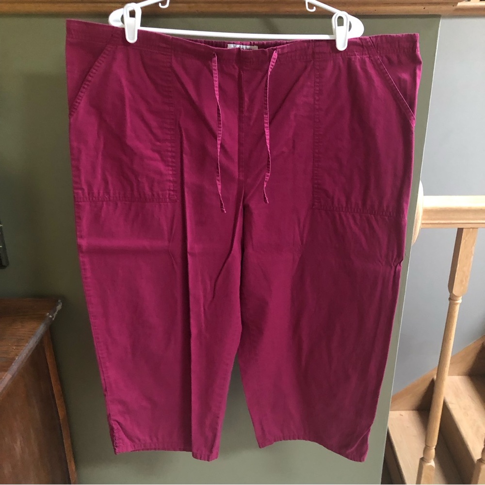 GUC women’s Cherokee burgundy drawstring Capri pants. Size XL